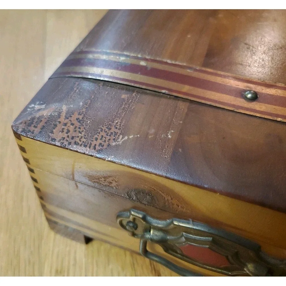 Distressed Vintage Cedar‎ Box Treasure Chest Hinged Lid Mirror Footed Lockable